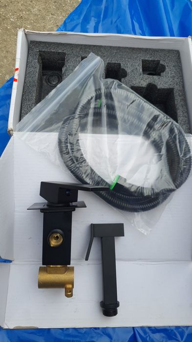 Dus bideu, negru, incastrabil in perete, nou. 400 lei