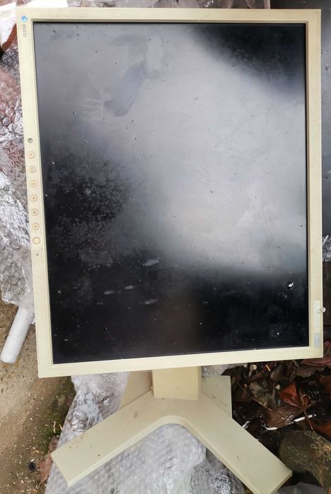 Подарявам компютърни монитори