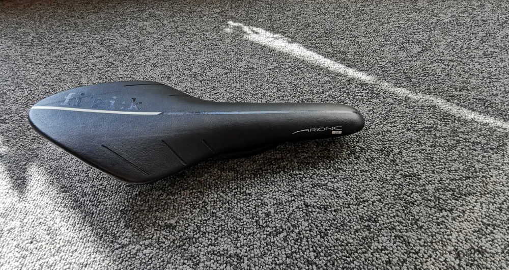 Sa bicicleta carbon Fizik arione