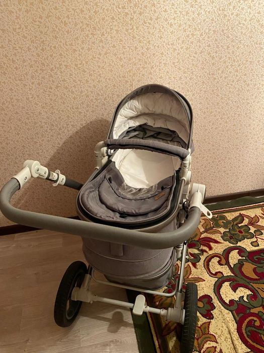 Коляска прогулочная в отличном состоянии