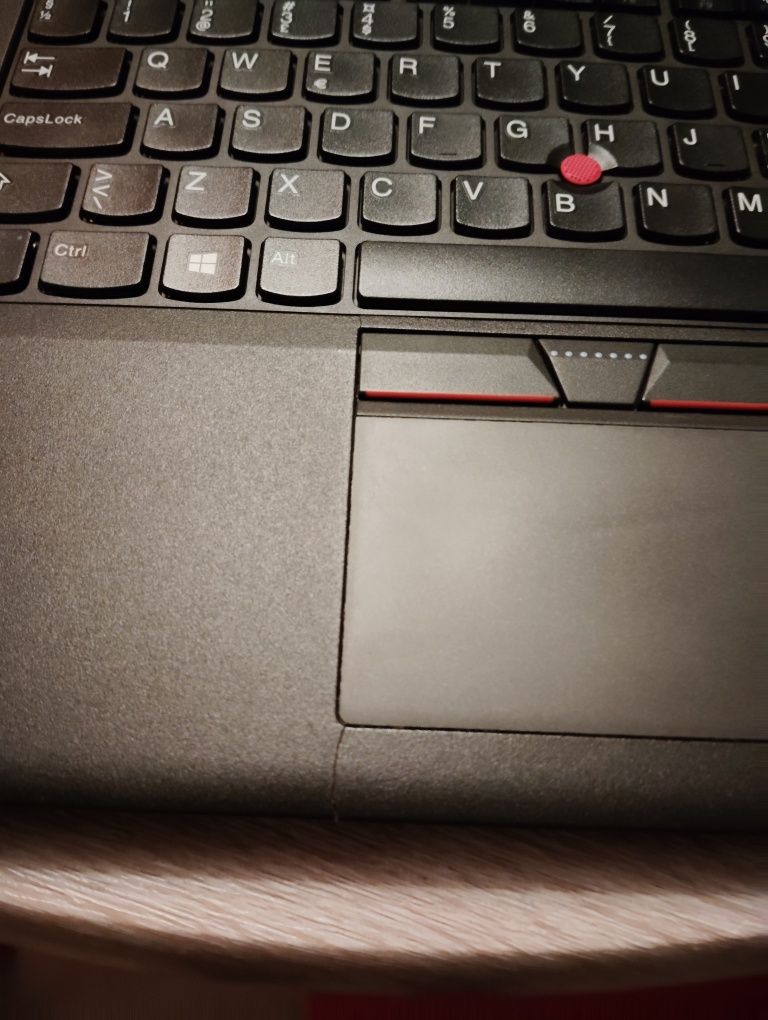 Vand sau schimb:  Lenovo x270 i5 gen7