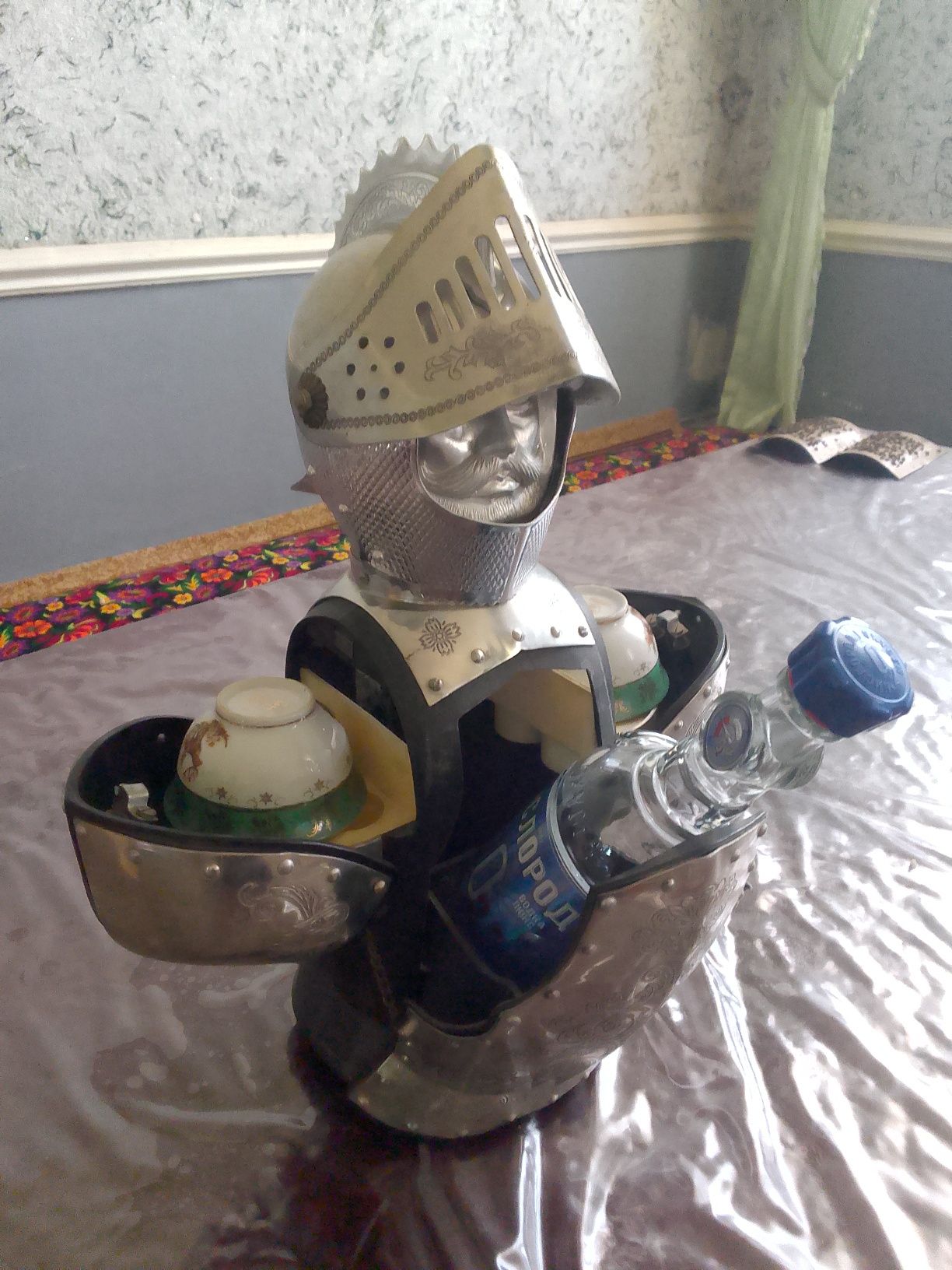 Рицар куринишидаги ичимлик идиши.