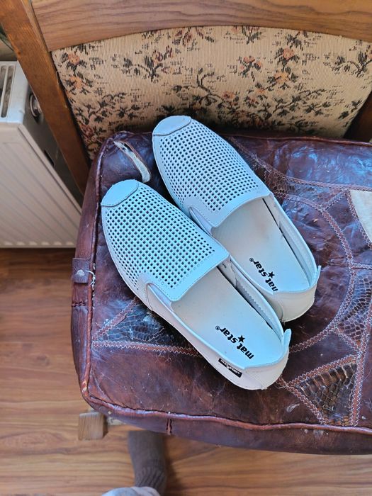 Бели спортни обувки