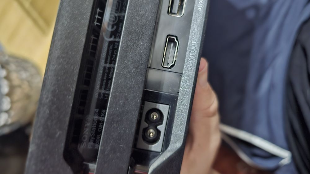 Playstation 4 PRO с много подаръци