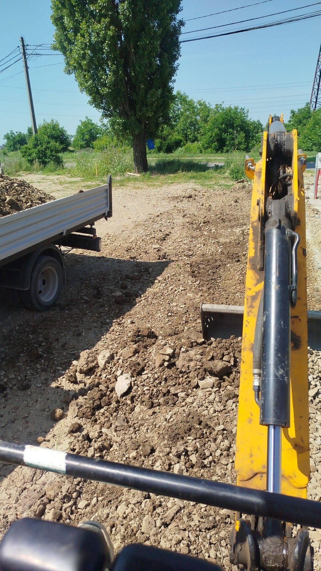 Execut lucrări cu miniexcavator