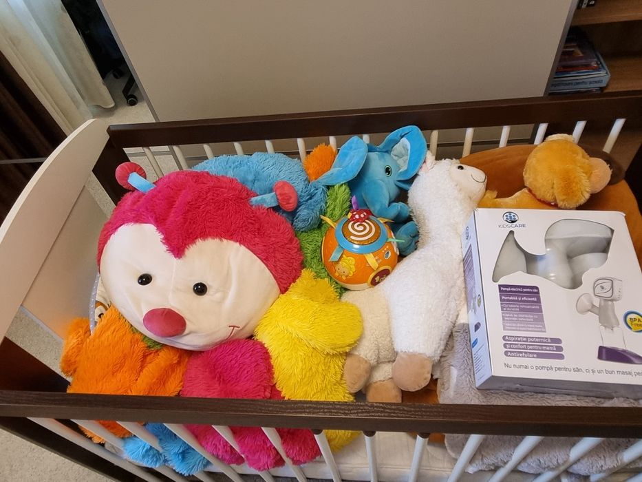 Vând pătuț lemn cu accesorii, salteluta activități,