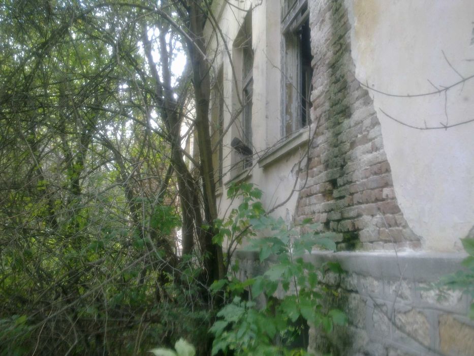 Продавам имот от 11 дка и сграда с РЗП 806 кв.м., в с. Метличина