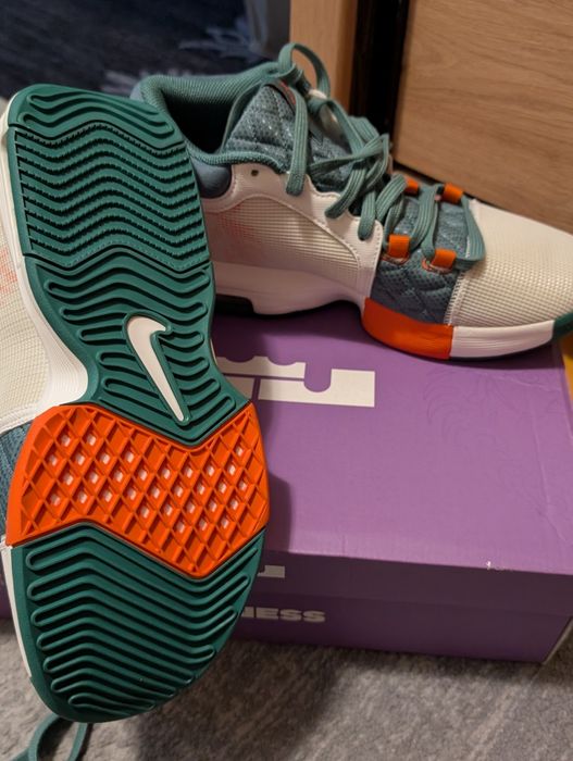 Vand Nike LeBron Witness VIII noi