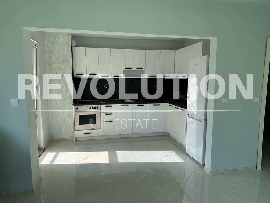 Дава се под наем Тристаен апартамент в Варна, Бриз - 135 кв.м за 1200 € - Снимка #2