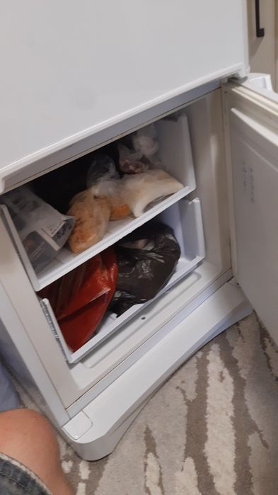 Xolodilnik ""INDESIT""  ikki kameralik.   Xolati yaxshi. Ishlashi zo'r
