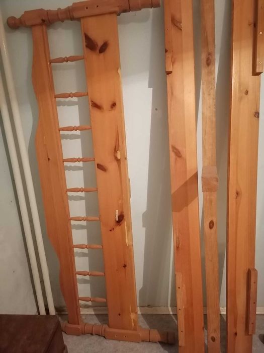 Продавам спалня със струговани елементи от светло дърво