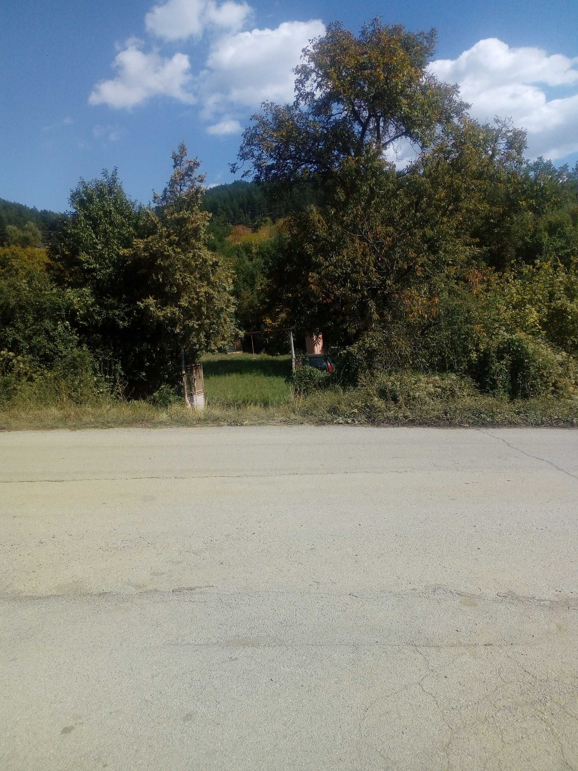 Парцел 1000м2 в село Арзан на 1.5км. от гр.Брезник