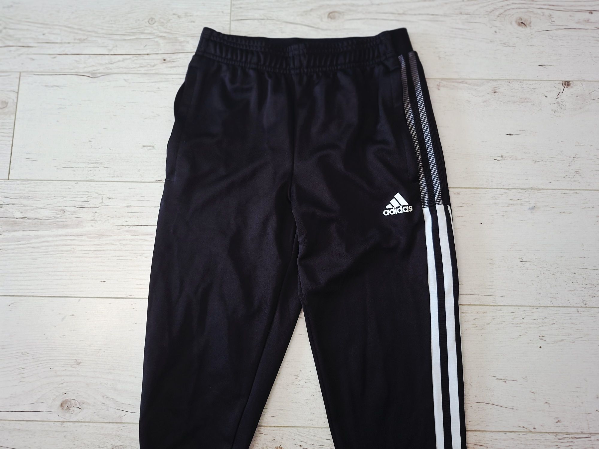 Adidas-Ориг. Детско долнище Ново!