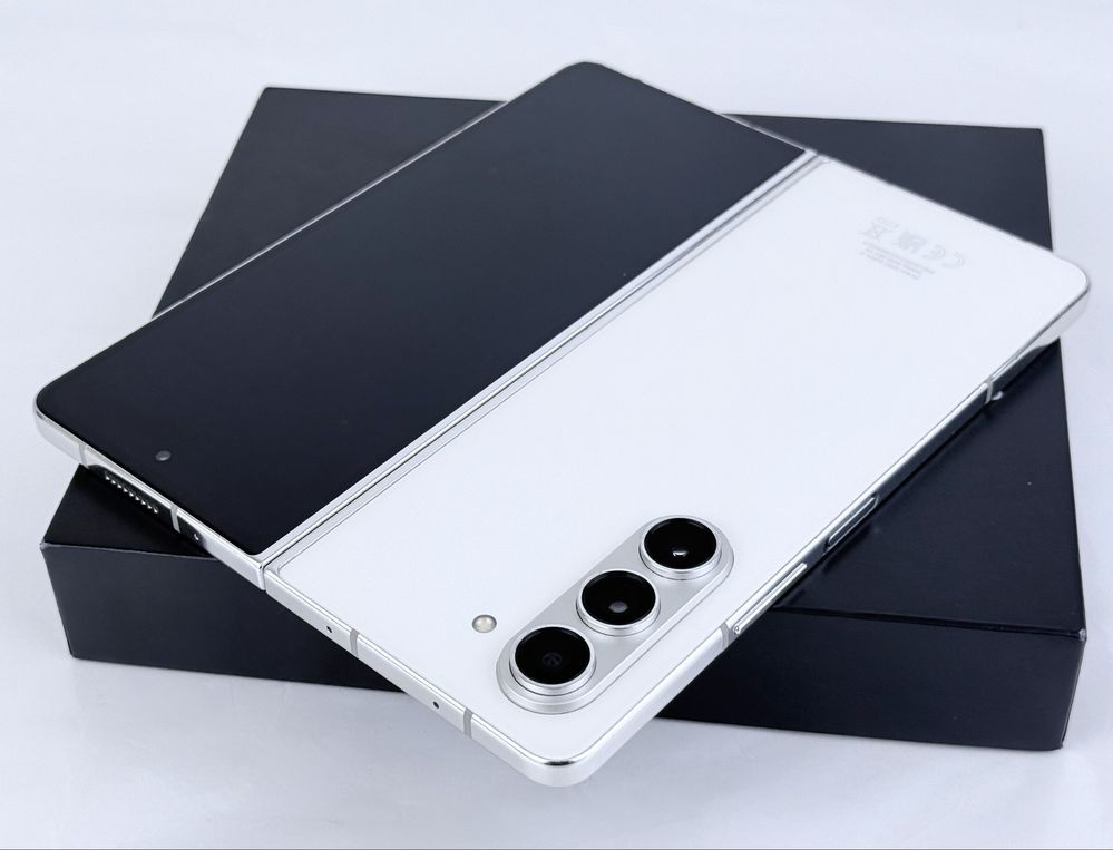 Samsung Galaxy Z Fold 5 5G 256GB 12RAM Cream Отличен