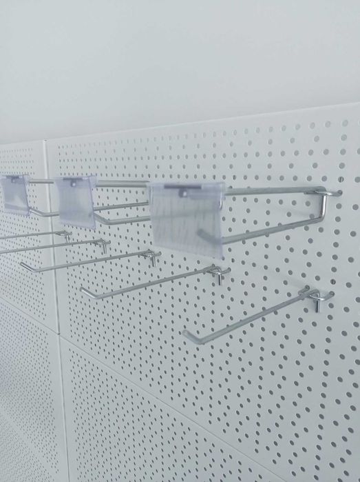 Стелажи за магазин / крайстенни стелажи с плътен или перфогръб