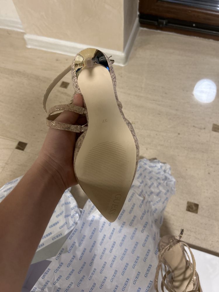 Pantofi cu Toc Guess- Noi, Eleganți și Confortabili