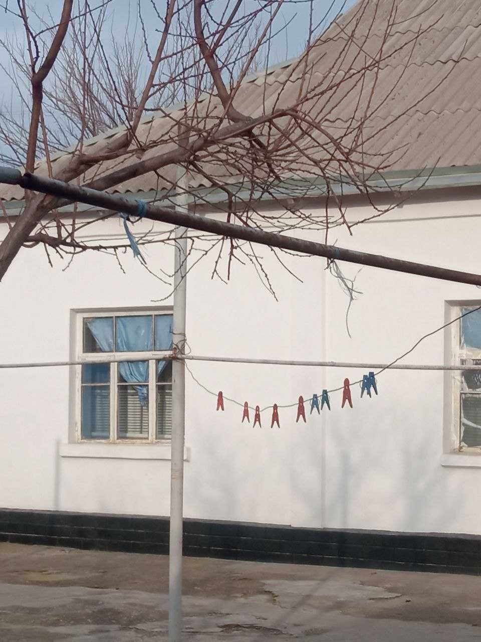 Продаётся ДОМ в центре.Октябрь(ДУСТЛИК ) г.Гулистан.