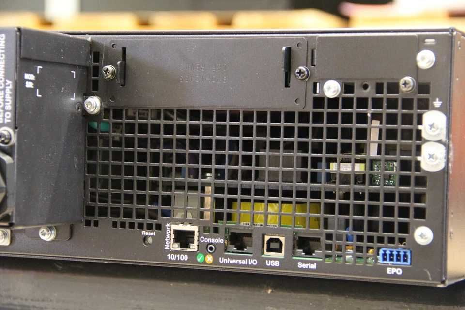 APC UPS SRT5KRMXLI 4500 W 5000 VA stare perfecta, acumulatori noi
