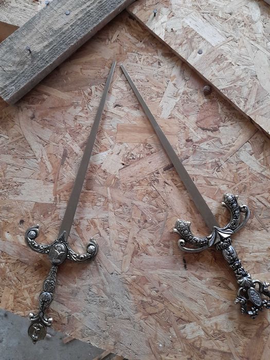 Колекция декоративни оръжия – пушка, арбалет, алебарда, мечове