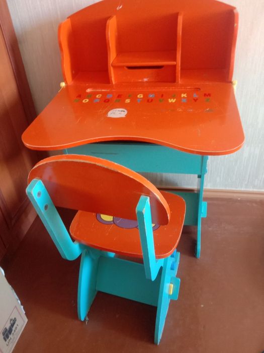 Детский письменный стол со стулом