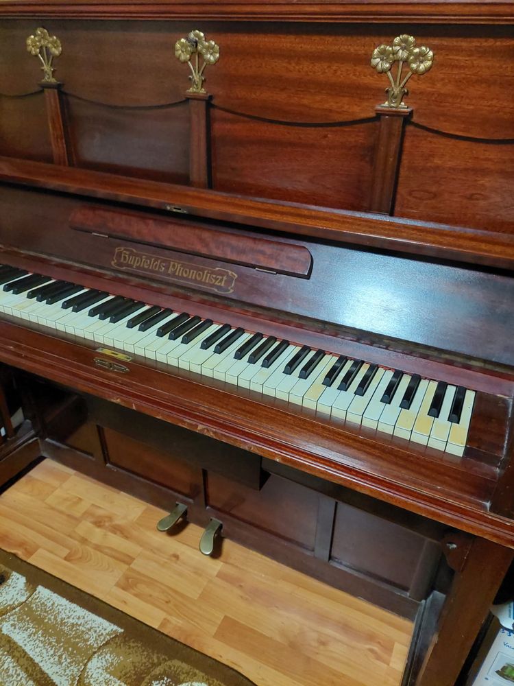 Pianina veche 100 ani, claviatura din fildes, placa de bronz