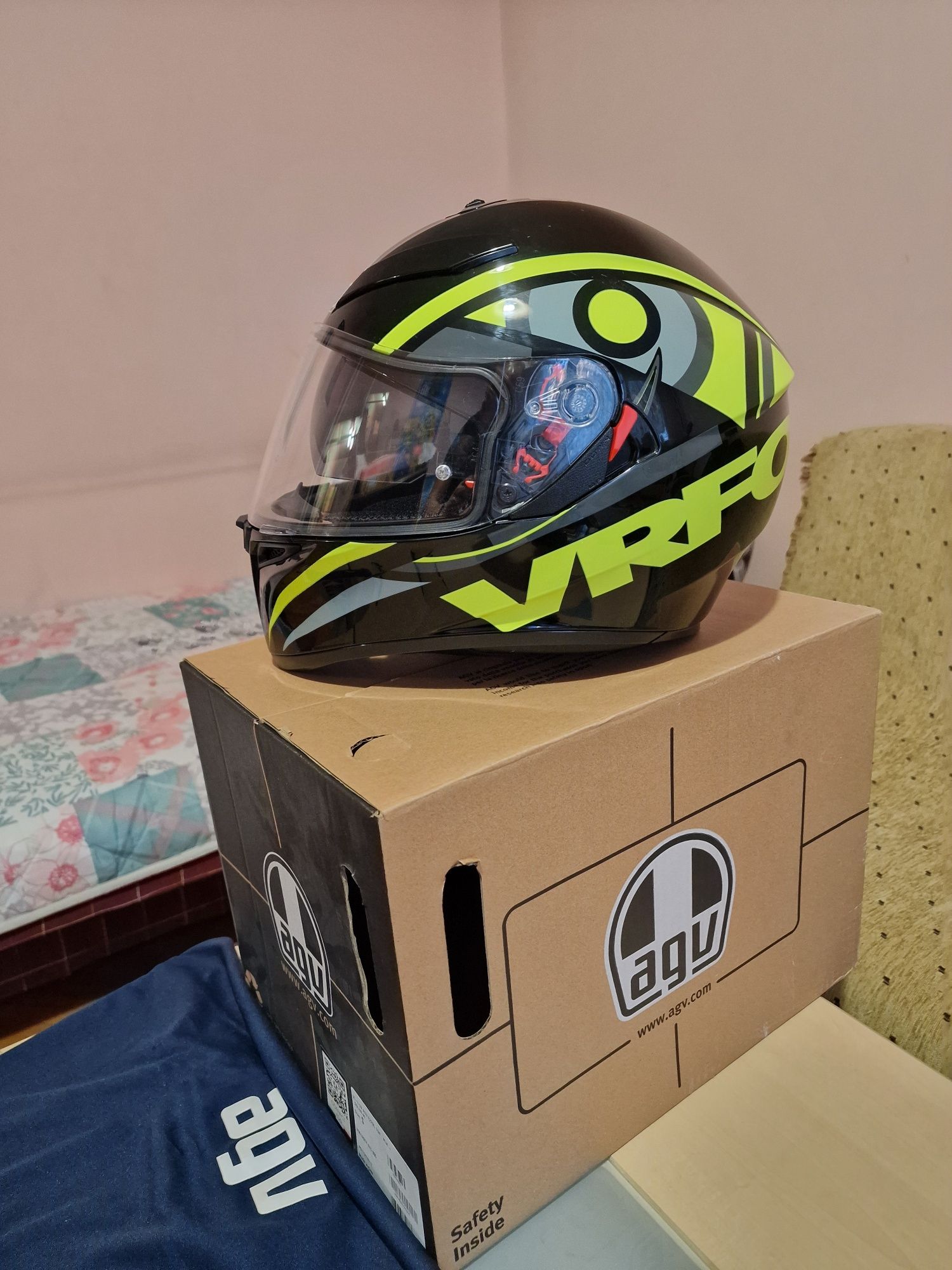 Каска за пистов мотор AGV Valentino Rossi