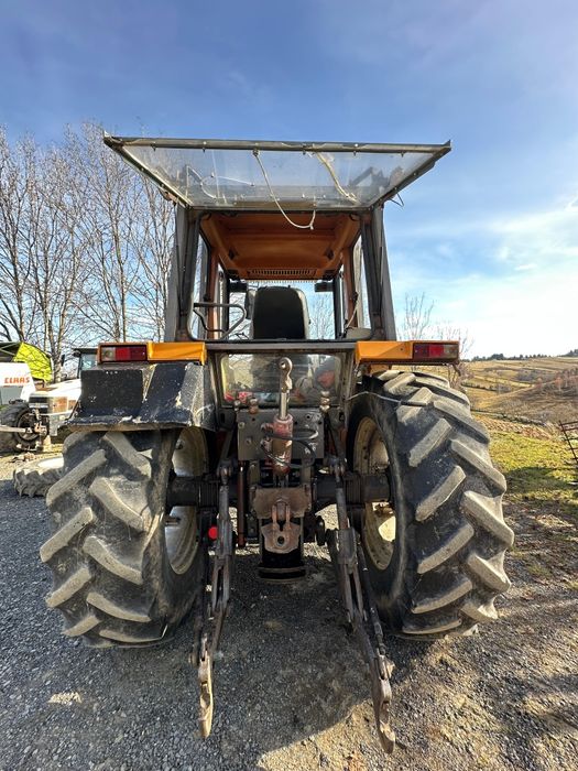 Vînd tractor Renault