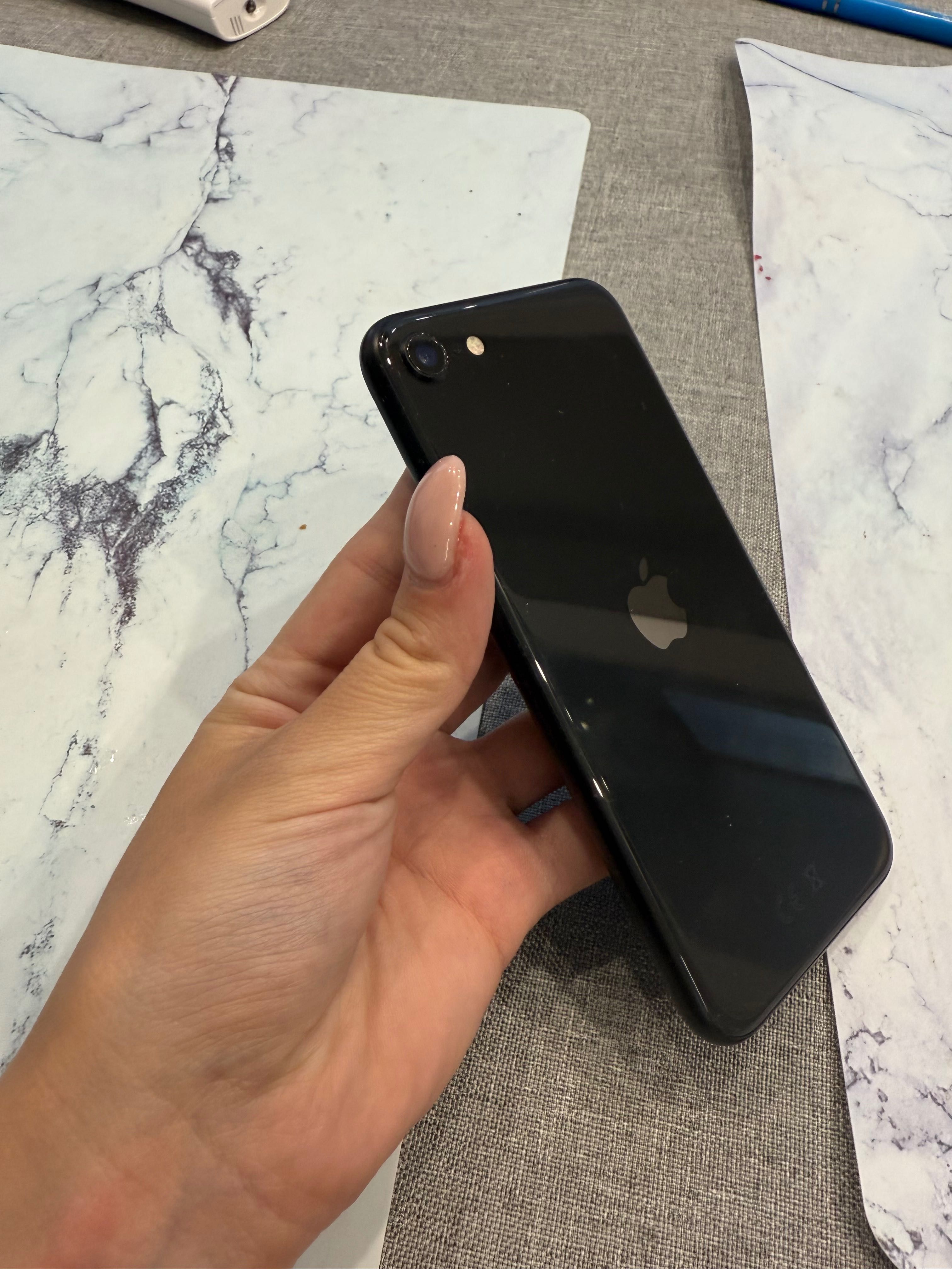 iPhone SE 2020 – 64GB | Много запазен | Работи отлично – 150 лв