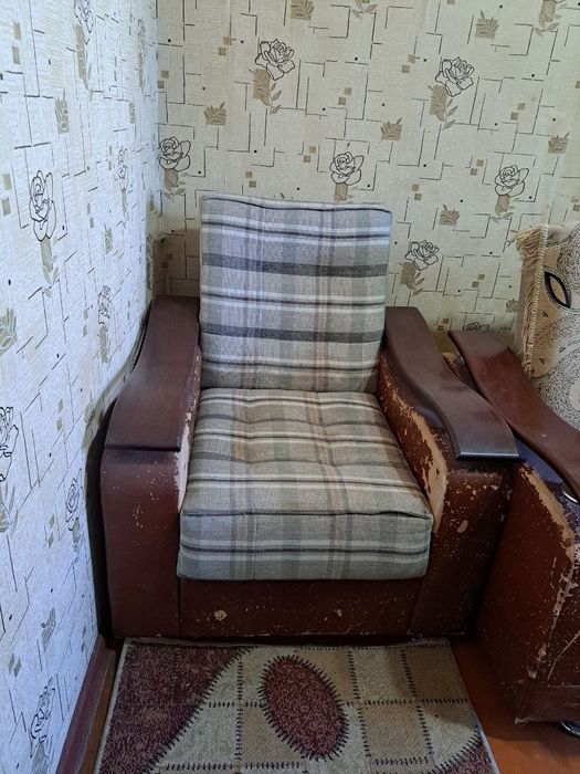 Отдам даром Диван .Требуется  рестоврация .