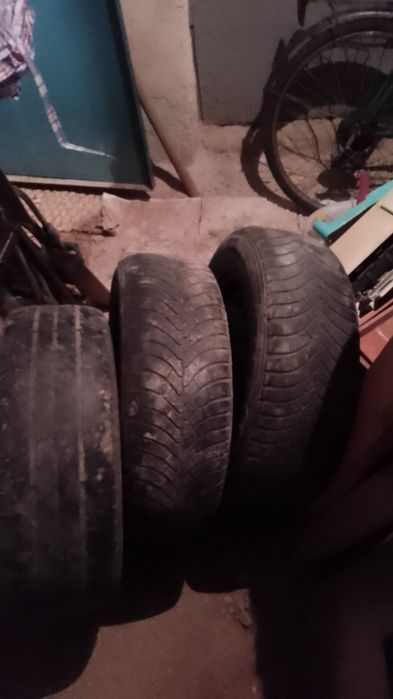 Anvelope iarna 2bucati și un a vara cu jante pe 15