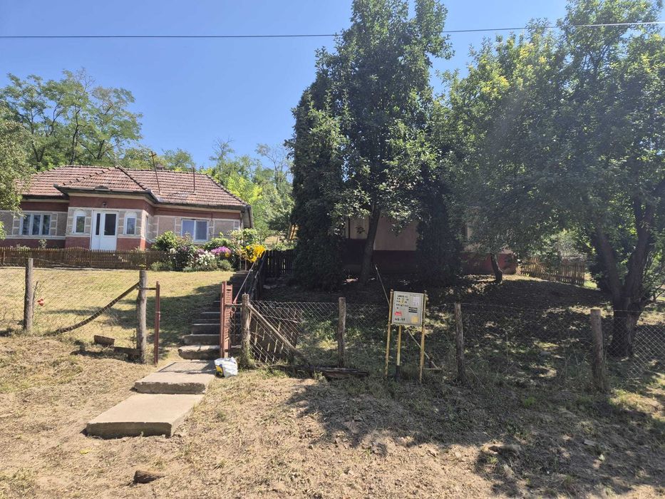 Casă de vânzare în centrul satului Răzoare, Mureș + teren, anexe, gaz