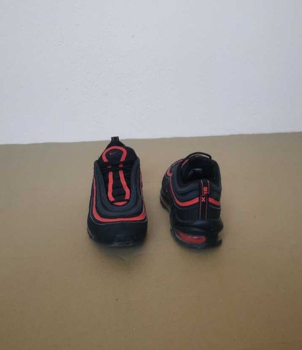 Червени спортни обувки