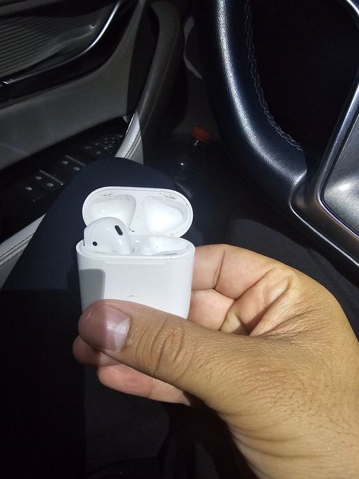 Airpods bir qoliqchini bilan sotiladi