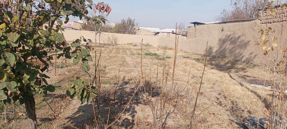 yer uchaska sotiladi ozmizni nomimzda maktab yaqin boqcha yaqin