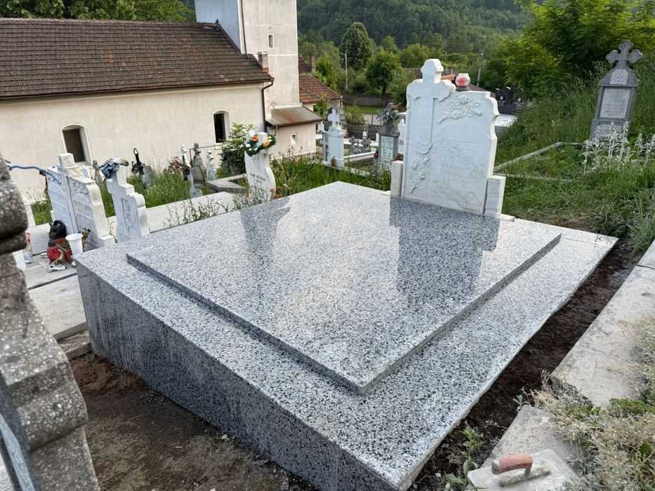 Monumente funerare in stoc și pe comandă în 24 ore de poate îmbrăca