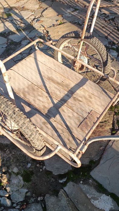 Продавам метална количка на две колела  мотоциклетни