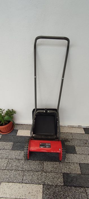 Masina manuală de tuns iarba