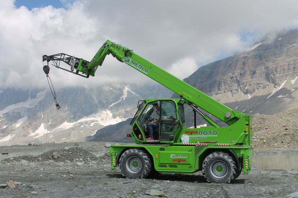 Manitou rotativ cu nacela si macara