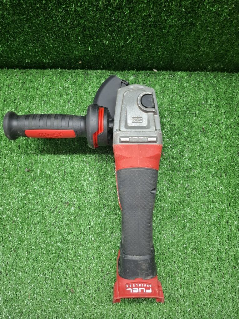 Безчетков шлайф на Milwaukee M18 CAG125XPD