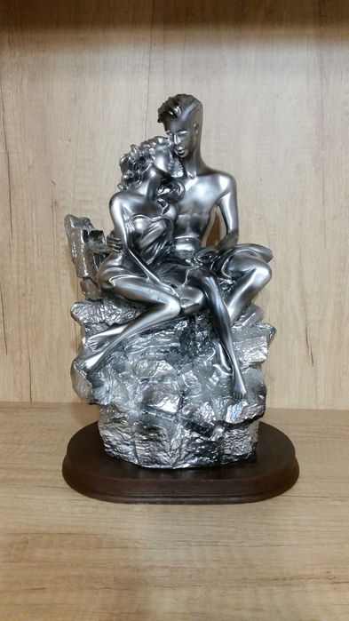 Голяма статуя. Обич. Без забележки. Материал- метализе.