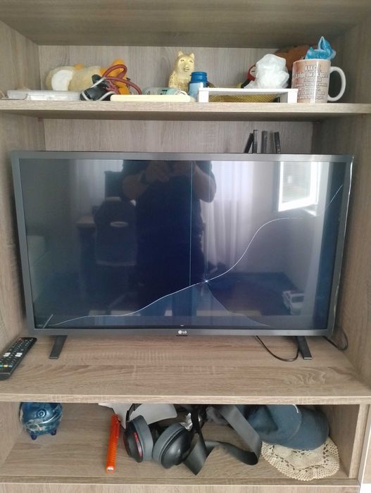Телевизор LG с пукната матрица