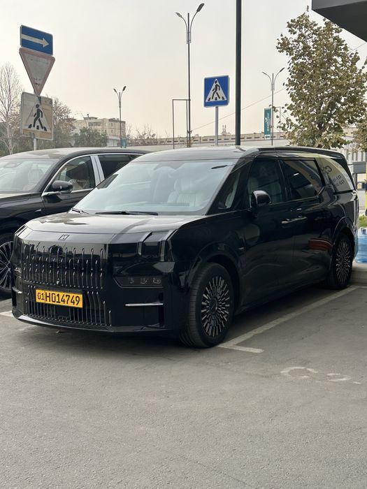 Zeekr 009 yurgan 2023-10