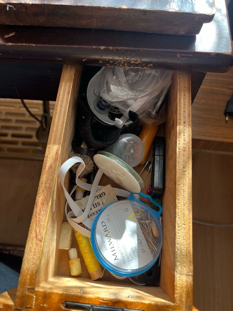 2 mașini de cusut vintage + accesorii, ideal pentru colecționari