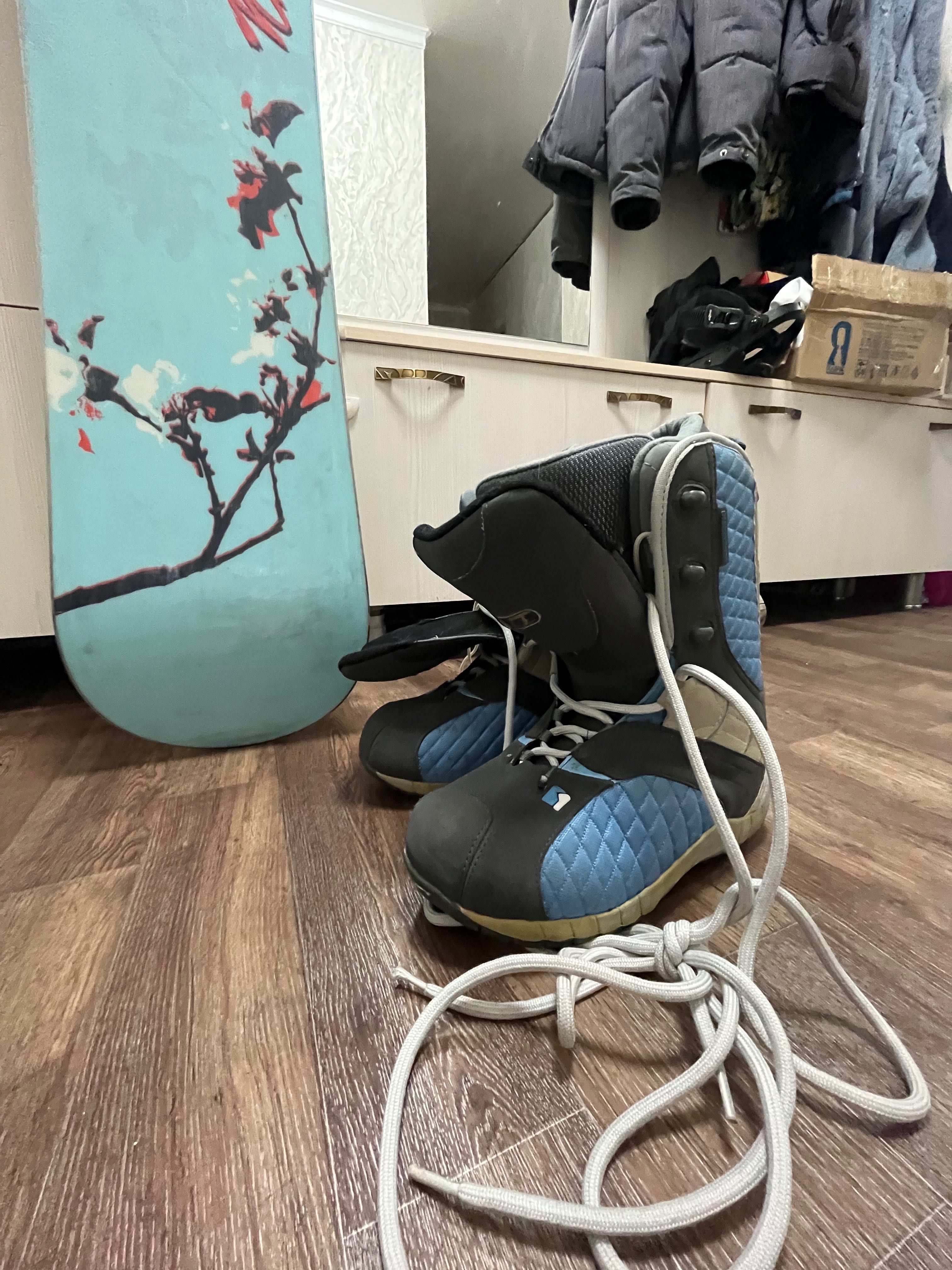 Сноуборд и ботинки в комплекте