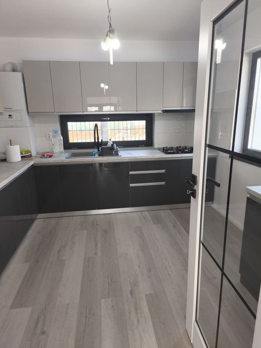 Vând casă în Măgurele, 3 dormitoare, 3 bai, bucătărie închisă