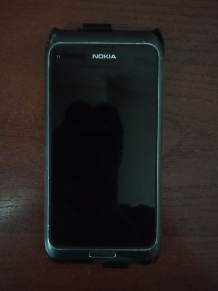 Продаётся Nokia E7 (для запчаст)