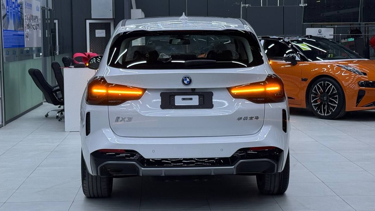 BMW ix3 electrocar 2025