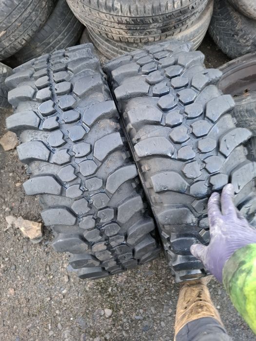 Vand 2 anvelope 235 75 15 cramponate bune