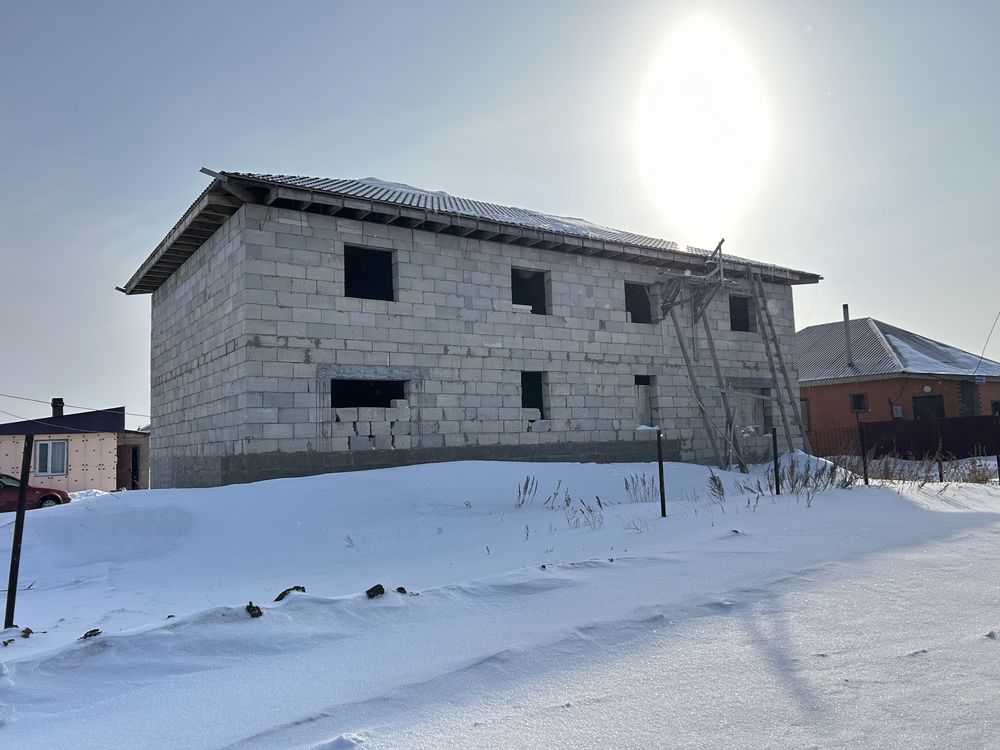 Продается земельный участкок в п. Коянды с недостроенным домом