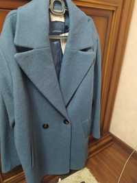 Женское полу пальто голубого цвета